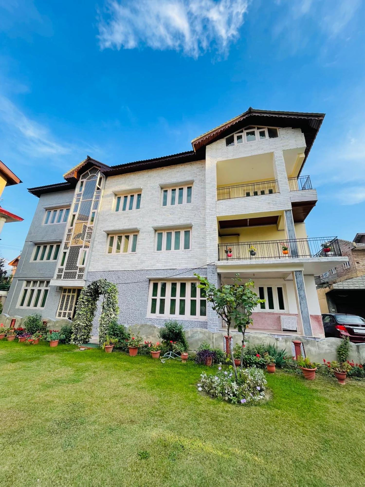 The Khayabaan - Luxurious Home Stay Away From Home Srīnagar Exteriér fotografie