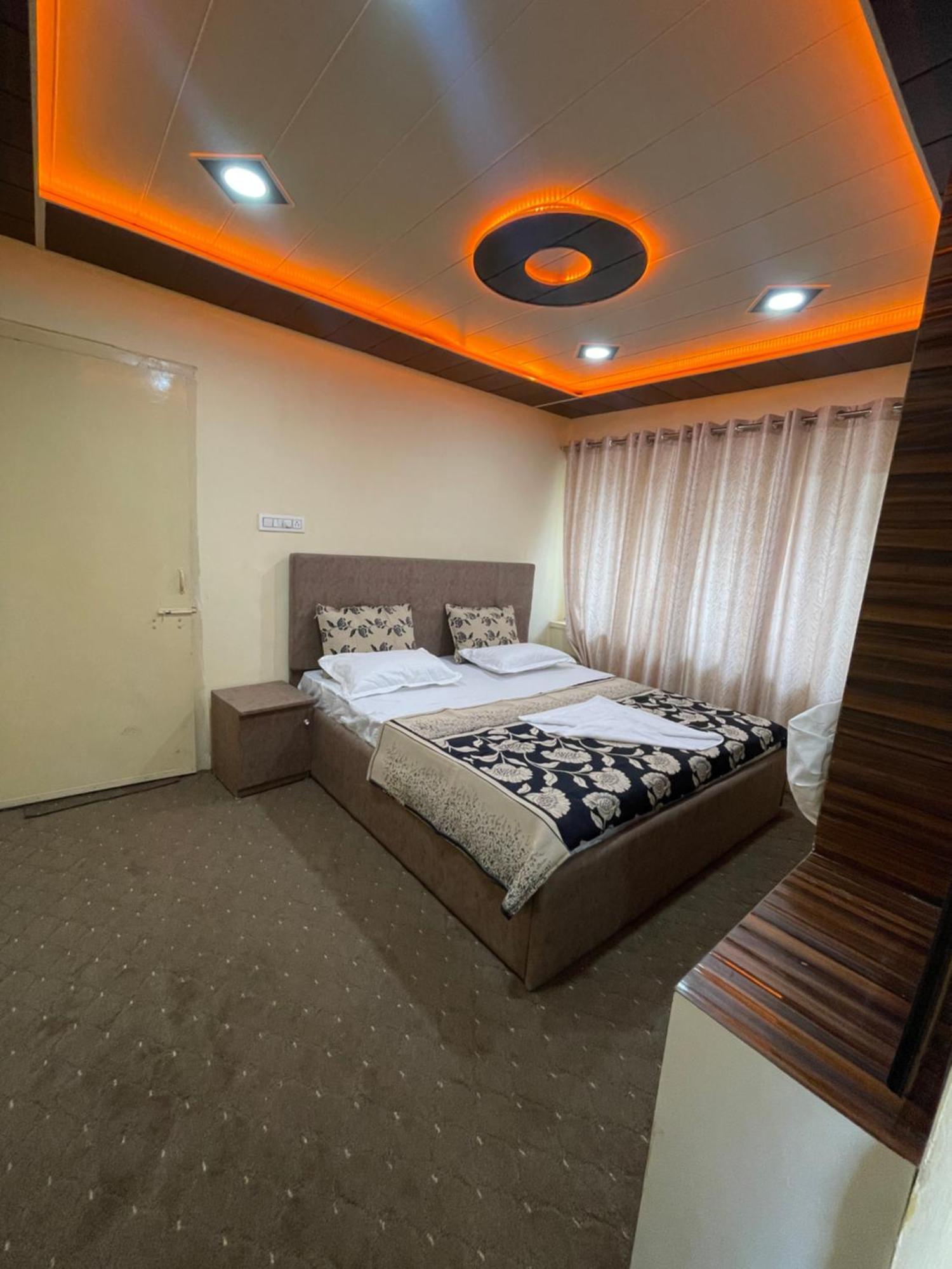 The Khayabaan - Luxurious Home Stay Away From Home Srīnagar Pokoj fotografie